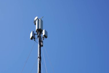 Mobil hücre kulesi mavi gökyüzüne karşı kopyalama alanı ile