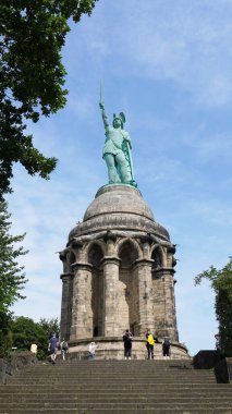 DETMOLD, NORTH RHINE-WESTPHALYA, GERMANY - 25 Temmuz 2024: Hermannsdenkmal 'de turistler, Cherusci savaş şefi Arminius veya Almanca Hermann için bir anıt