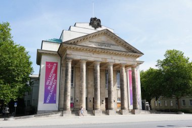 DETMOLD, NORTH RHINE-WESTPHALYA, ALMANY - 25 Temmuz 2024: Landestheater Detmold opera, bale ve sahne oyunları için bir tiyatrodur