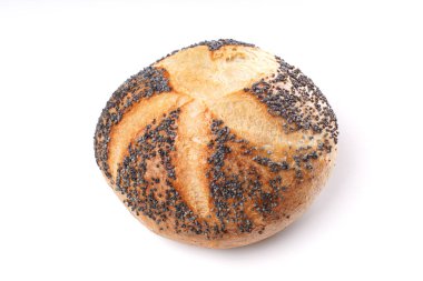Beyaz arka planda Mohnbrotchen olarak bilinen haşhaş tohumlu Alman ekmeği rulosu.