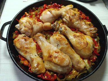 Tavuk bacağı ve tatlı biber.