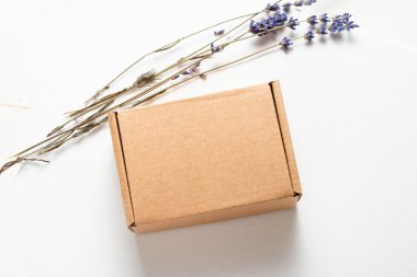 Lavanta çiçekleriyle süslenmiş kahverengi karton kutu.