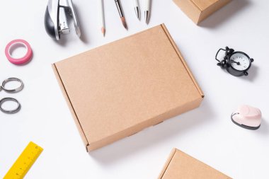 Öge nakliyesi için küçük kahverengi karton kutu, modelle