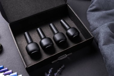 Karton kutunun üzerindeki siyah arkaplanda jel oje seti