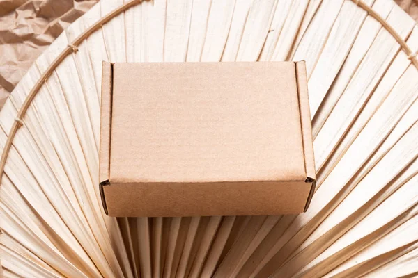 Small Brown Cardboard Box Item Shipping Mock — Stockfoto