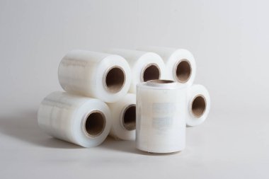 Paket ve sanayi araçları için bir sürü politen film.