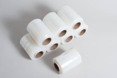 Paket ve sanayi araçları için bir sürü politen film.