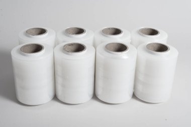 Paket ve sanayi araçları için bir sürü politen film.