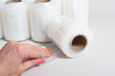 Paket ve sanayi araçları için bir sürü politen film.