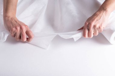 Tıbbî Yatak İçin Örtülü Yuvarlanan Kadın Elleri