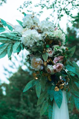 Çiçeklerle süslenmiş düğün kemeri