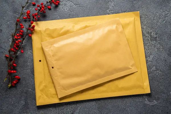 Kahverengi Baloncuk Posta Zarfı Posta Gönderen Arka Planda Biçim Telifsiz Stok Imajlar