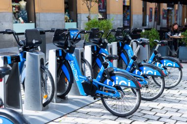 Mardid, İspanya, Kasım 06 2023, kenetlenme statüsünde elektrikli bisikletler.