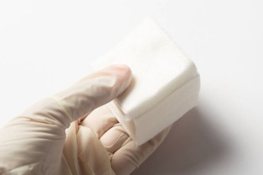 Bir sürü steril temizleyici bez, parlayan ellerde dokumasız bez.