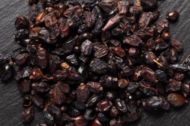 Siyah taş arka planda kurutulmuş barberry.