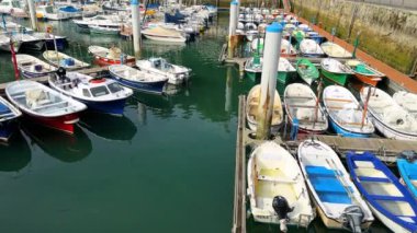 Bask Bölgesi, İspanya 'daki San Sebastian limanına demirlemiş gemiler. Yüksek kalite 4k görüntü