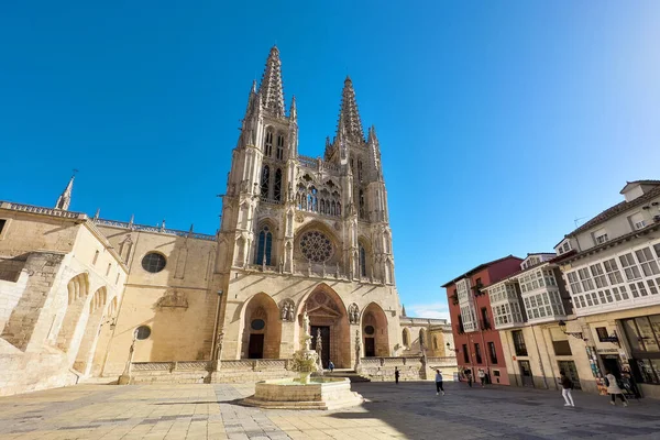 西班牙布尔戈斯 2022年10月18日 布尔戈斯主教座堂 人们和游客在位于西班牙布尔戈斯的圣玛丽主教座堂旁边的广场上散步 高质量的照片 — 图库照片