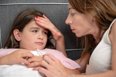 Anne hasta kızına bakıyor. Kaliteli fotoğraf.