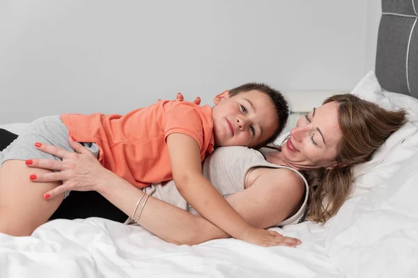 Anne Oğul Yatakta Uzanıp Birlikte Mutlu Anların Tadını Çıkarırken Kucaklaşıyorlar — Stok fotoğraf