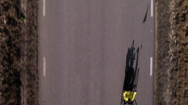 Luftaufnahme Eines Adaptiven Athleten Bei Einer Trainingsfahrt Auf Seinem Handbike — Stockvideo