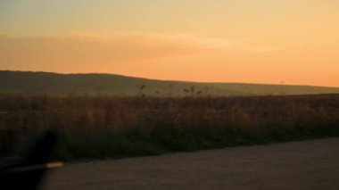 Özürlü Genç Bir Sporcunun El Bisikleti Sürüşü Sahnesi. Sunset 'te Adaptive Egzersiz. Yüksek kalite 4k görüntü