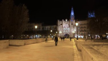  Burgos, İspanya - 14 Kasım 2022: Burgos, Castilla y Leon, İspanya 'da gece şehir kapısı Arco de Santa Maria. Yüksek kalite 4k görüntü