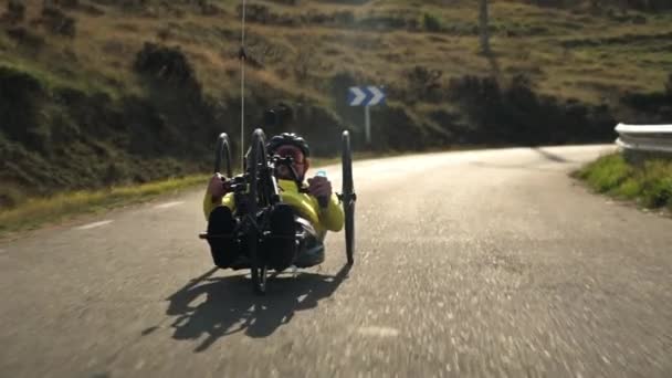 トラック上で彼のハンドバイクと障害者の訓練を持つ選手 高品質4K映像 — ストック動画