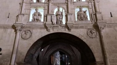  Burgos, Castilla y Leon, İspanya 'da gece şehir kapısı Arco de Santa Maria. Yüksek kalite 4k görüntü
