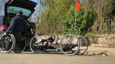 Engelli bir sporcu. Bisikletini sürmeye hazır hale getiriyor. Yüksek kalite 4k görüntü
