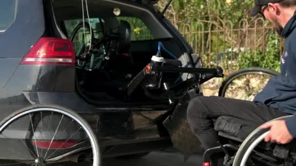 障害のあるアスリート彼の手のサイクルに乗る準備を取得します 高品質4K映像 — ストック動画