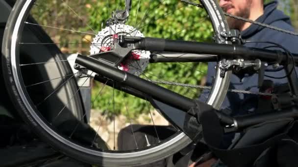 Engelli Bir Sporcu Bisikletini Sürmeye Hazır Hale Getiriyor Yüksek Kalite — Stok video