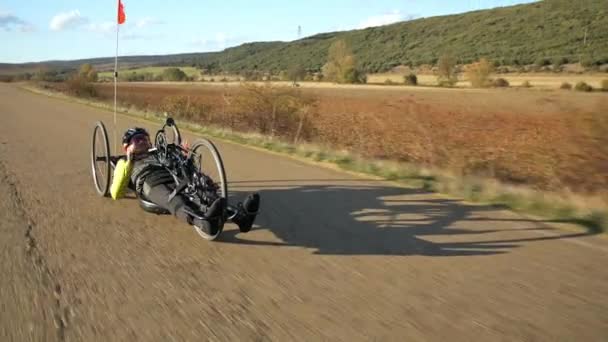 Sportowiec Niepełnosprawnością Szkolenia Jego Handbike Torze Wysokiej Jakości Materiał — Wideo stockowe