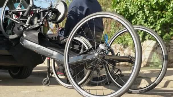 Atleta Con Discapacidad Preparando Ciclo Mano Para Montar Imágenes Alta — Vídeos de Stock