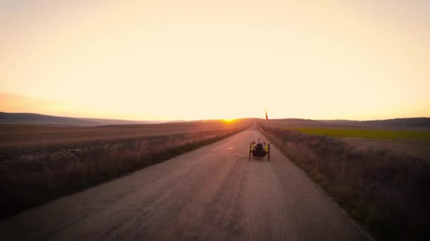 一名身患残疾的年轻男子运动员骑摩托车的场景镜头 日落时的适应性户外运动 高质量的4K镜头 — 图库视频影像
