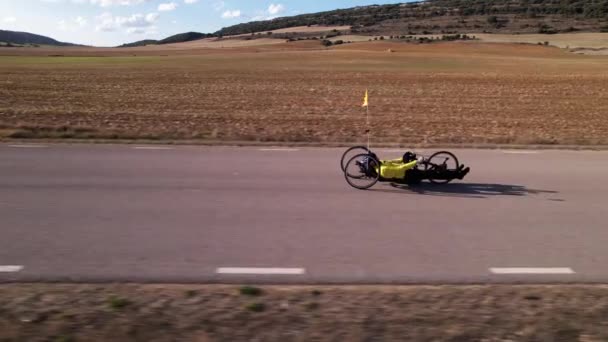 Atleta Con Entrenamiento Discapacidad Con Handbike Una Pista Imágenes Alta — Vídeos de Stock