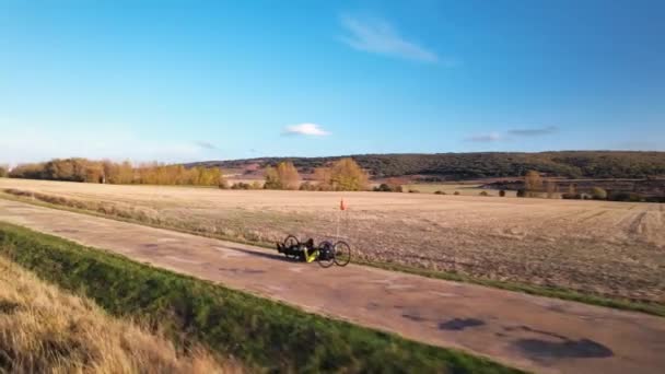 Vista Aérea Atleta Adaptativo Haciendo Paseo Entrenamiento Motocicleta Imágenes Alta — Vídeo de stock