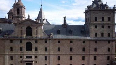 San Lorenzo de El Escorial Kraliyet Manastırı 'nın havadan görünüşü. Yüksek kalite 4k görüntü