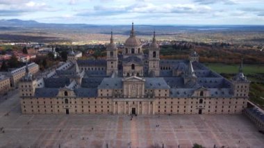 San Lorenzo de El Escorial Kraliyet Manastırı 'nın havadan görünüşü. Yüksek kalite 4k görüntü