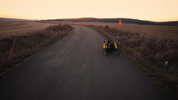 アダプティブアスリートの空中ビューは 彼のハンドサイクルでトレーニングに乗る 高品質4K映像 — ストック動画