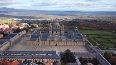 San Lorenzo de El Escorial Kraliyet Manastırı 'nın havadan görünüşü. Yüksek kalite 4k görüntü