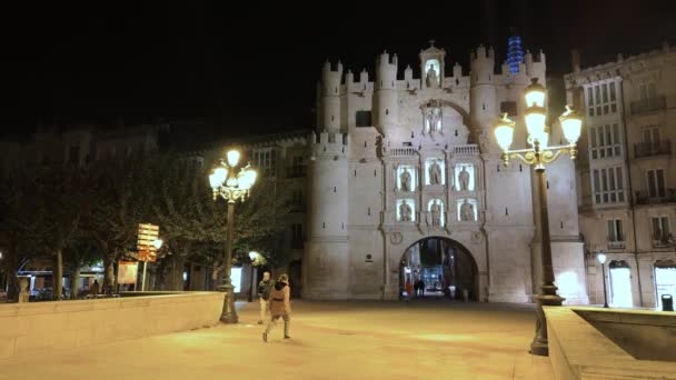 Burgos Spanje November 2022 Mensen Die Nachts Stadspoort Arco Santa — Stockvideo