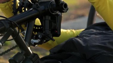 Özürlü bir sporcunun el bisikleti eğitimine hazırlanması. Yüksek kalite 4k görüntü