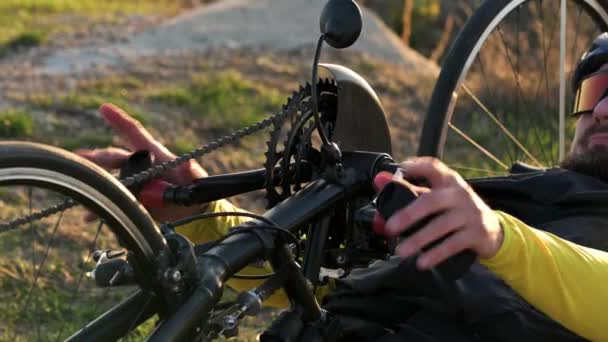 Özürlü Bir Sporcunun Bisikleti Eğitimine Hazırlanması Yüksek Kalite Görüntü — Stok video