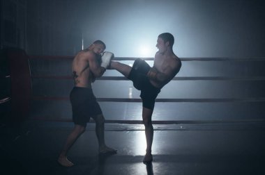 Boks ringinde dövüşen iki üstsüz kaslı adam. Yüksek kalite fotoğraf