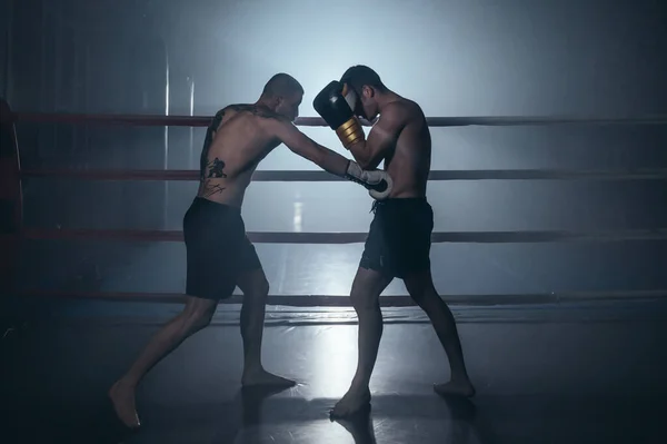 Dois Homens Musculosos Sem Camisa Lutando Kick Boxe Combate Ringue — Fotografia de Stock