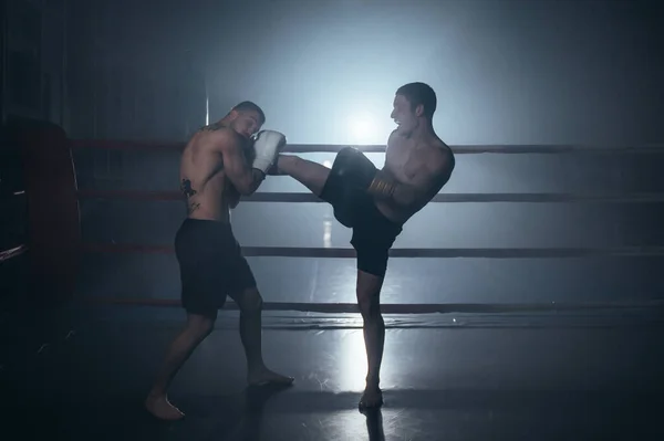 Due Uomini Muscolosi Torso Nudo Che Combattono Kick Boxing Sul — Foto Stock