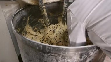 Endüstriyel karışımda panettone hamurunu hazırlıyorum. Yüksek kalite 4k görüntü