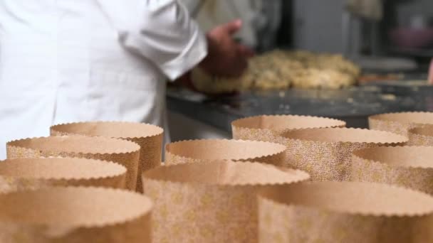 Italienischer Bäcker Der Panettone Weihnachtskuchenteig Formen Gießt Hochwertiges Filmmaterial — Stockvideo
