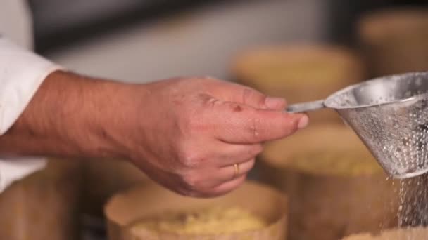 Geleneksel Talyan Panettonlarını Pudra Şekerle Ezen Bir Pasta Şefinin Yavaş — Stok video
