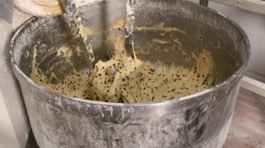 Endüstriyel karışımda panettone hamurunu hazırlıyorum. Yüksek kalite 4k görüntü